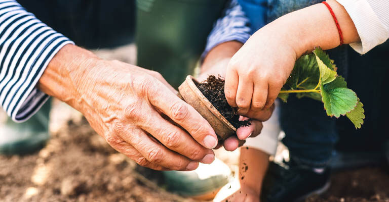 Teaser_Energiesparen Kind und ältere Person bei der Gartenarbeit